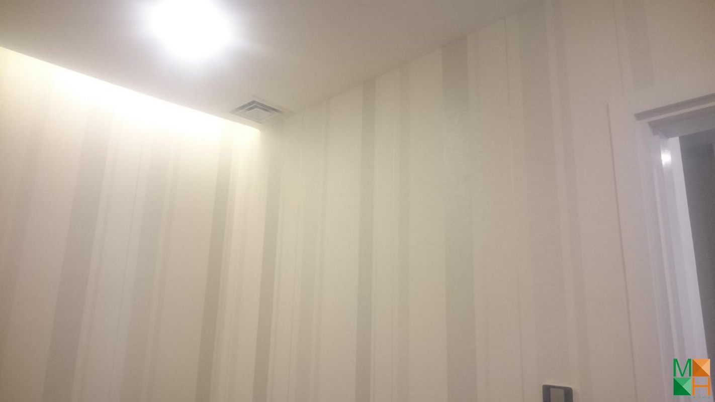 thi-cong-giay-dan-tuong-van-soc-tai-nha-chi-dung-2402-toa-Diamond (8)